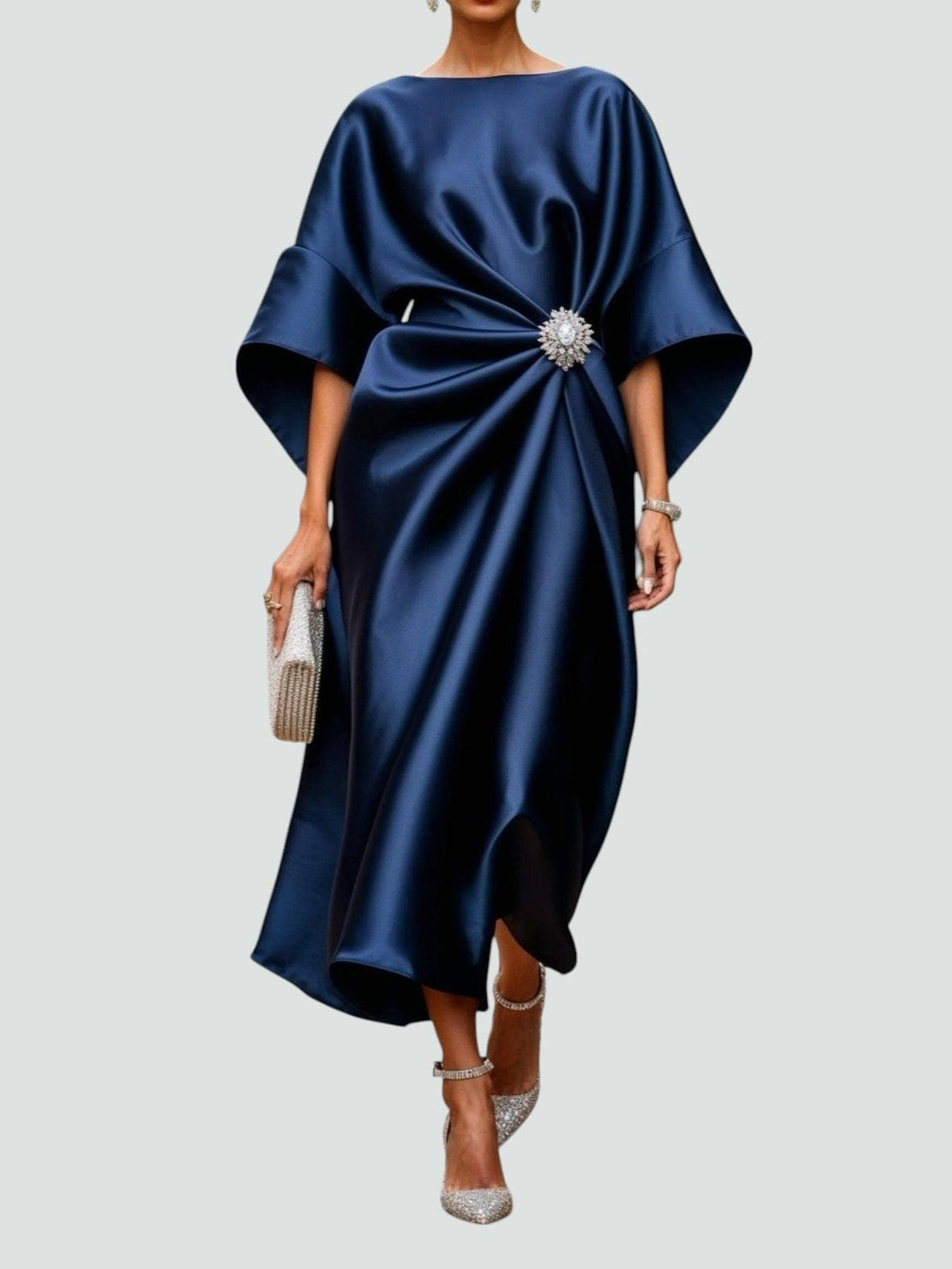 Abito lungo satinato da donna con drappeggio elegante