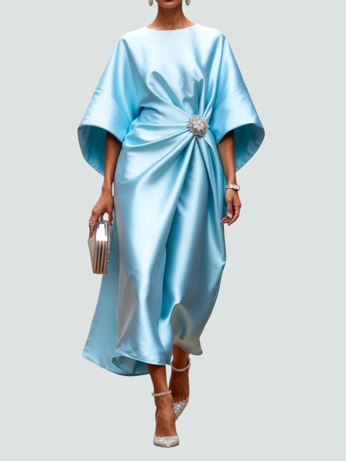 Abito lungo satinato da donna con drappeggio elegante