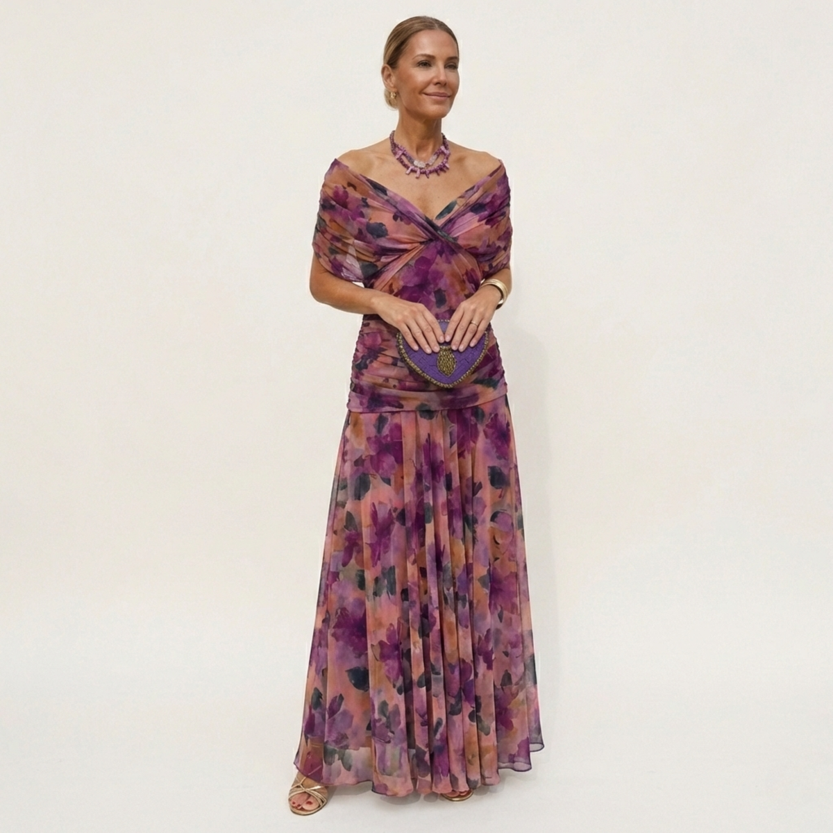 Abito lungo da donna elegante con scollo drappeggiato