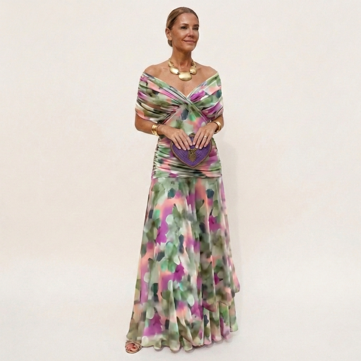 Abito lungo da donna elegante con scollo drappeggiato