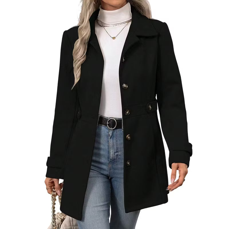 Cappotto donna aderente con revers e chiusura a bottoni