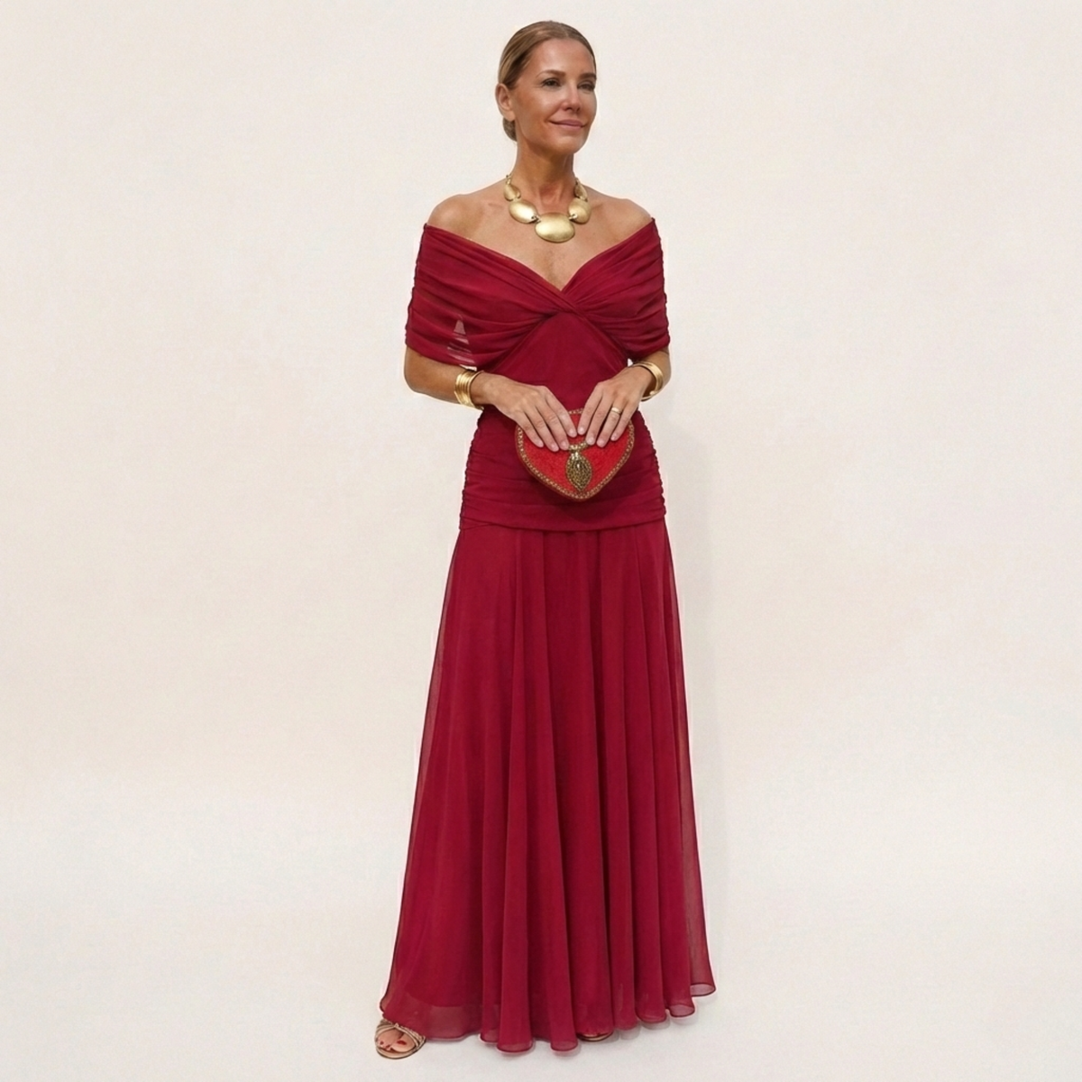 Abito lungo da donna elegante con scollo drappeggiato