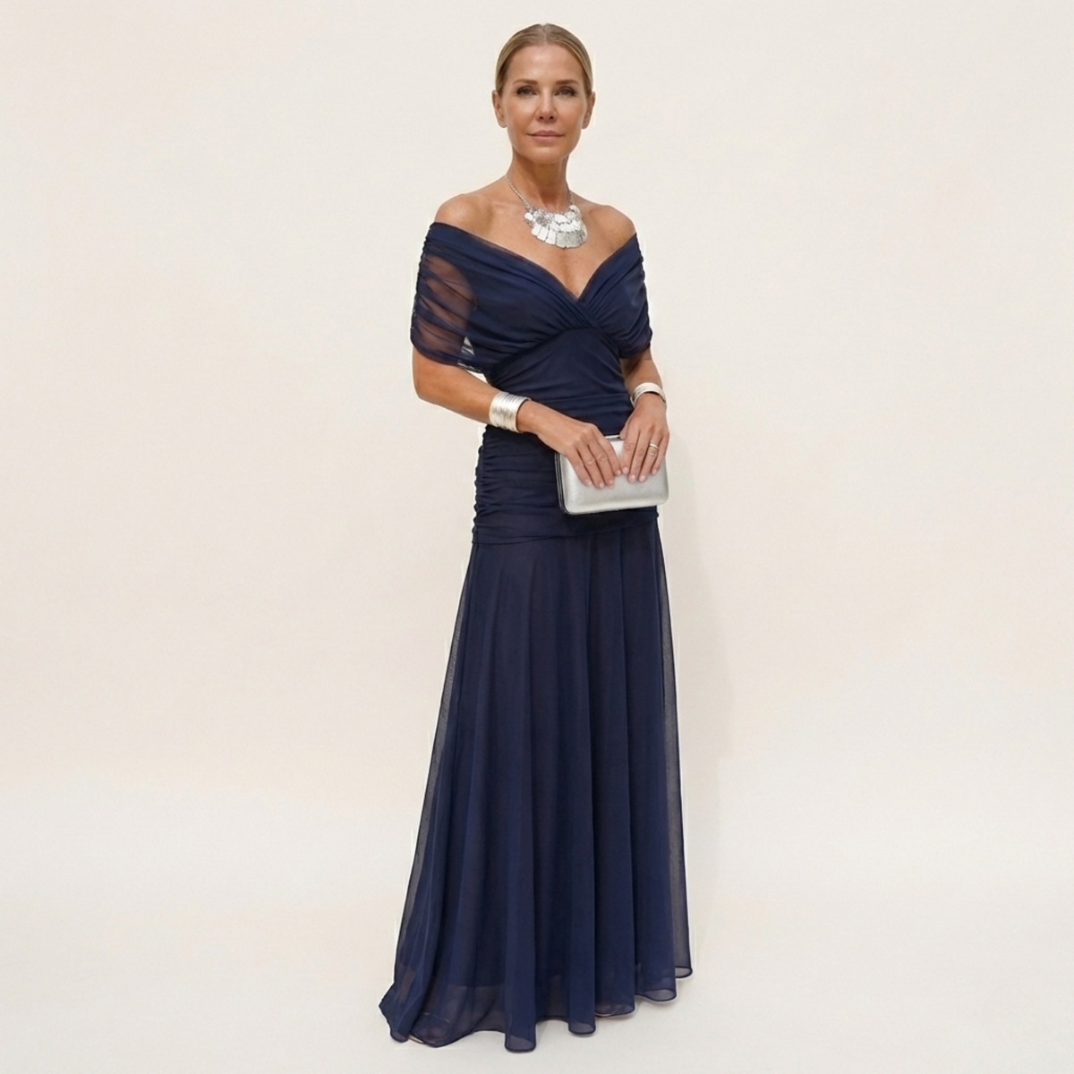 Abito lungo da donna elegante con scollo drappeggiato