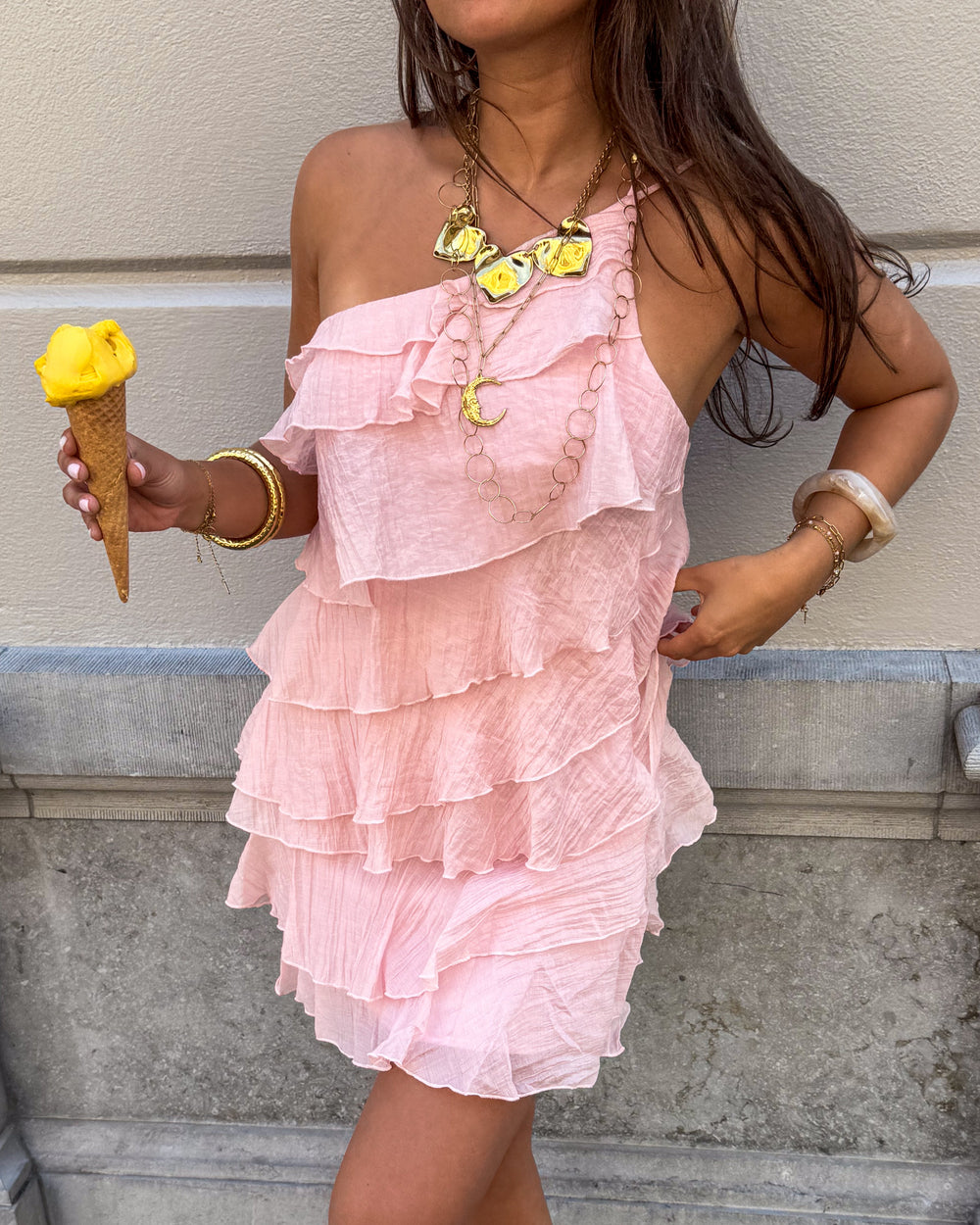 Abito mini da donna estivo con volant elegante