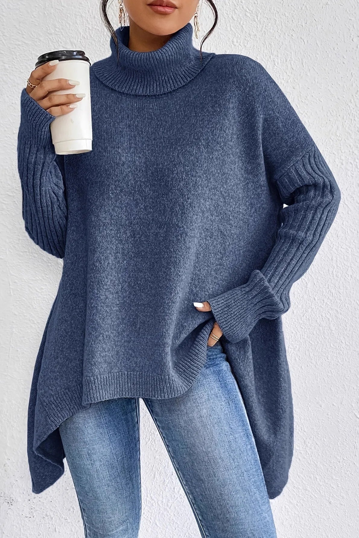 Maglione donna oversize con collo alto e orlo asimmetrico