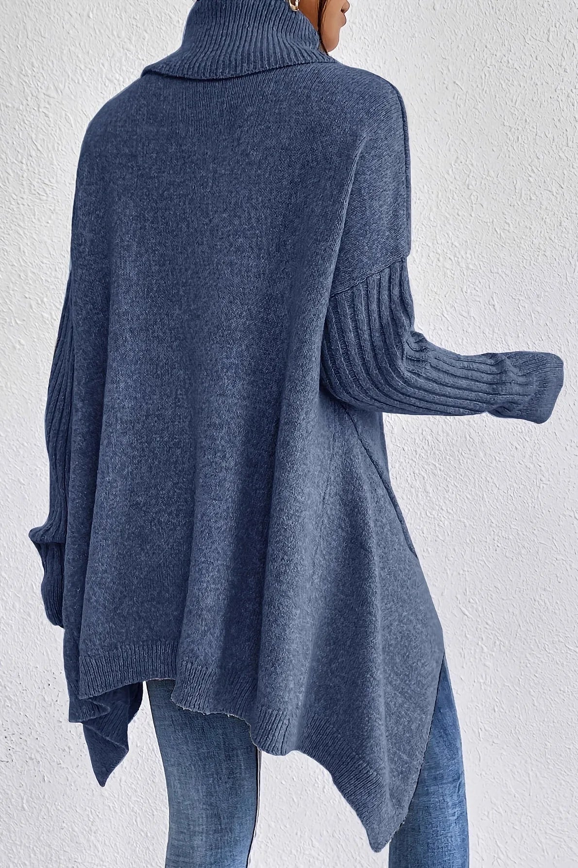 Maglione donna oversize con collo alto e orlo asimmetrico