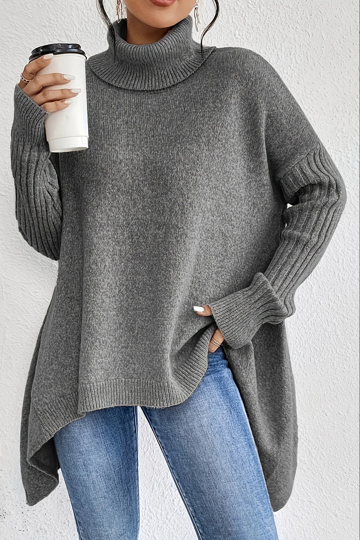 Maglione donna oversize con collo alto e orlo asimmetrico
