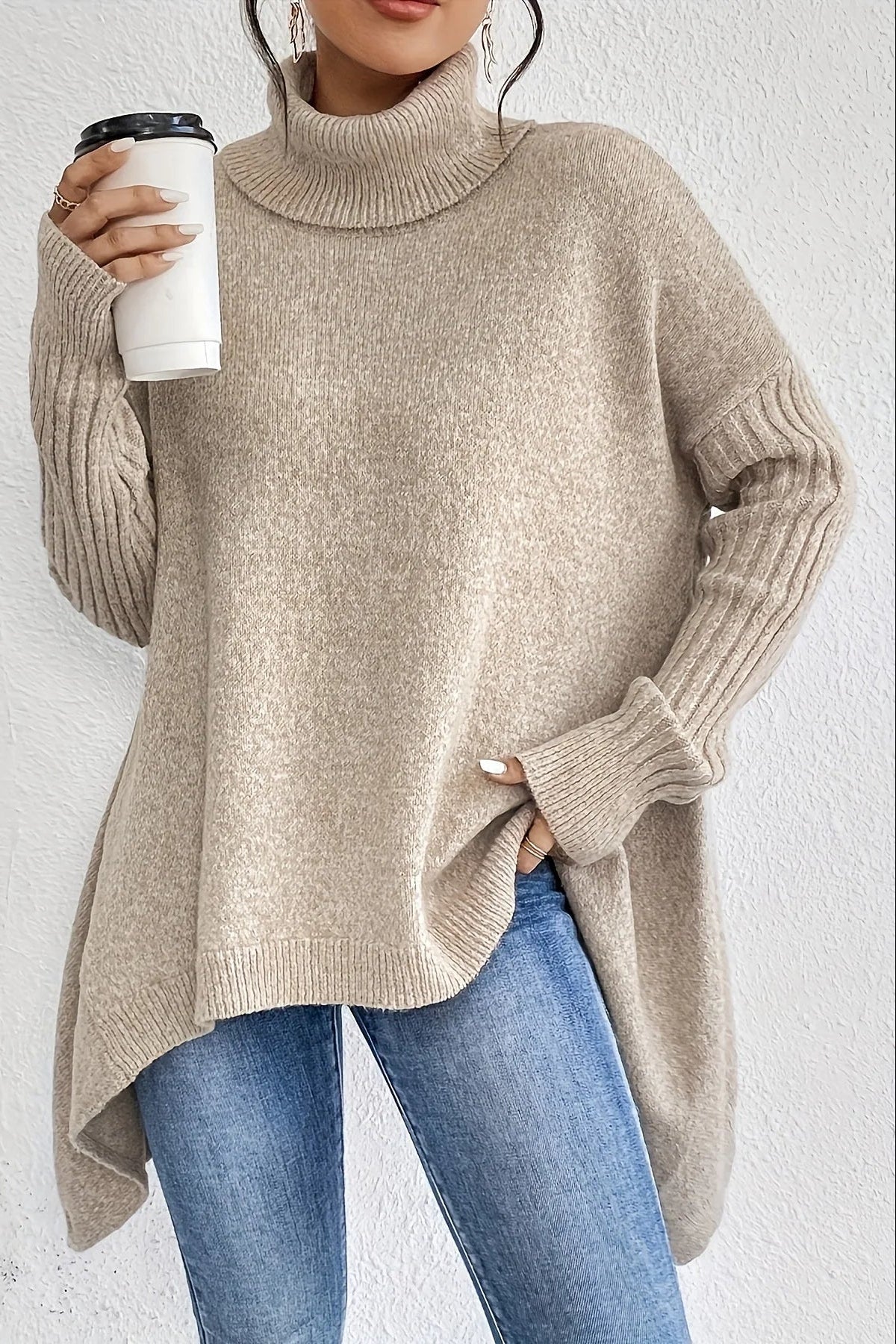 Maglione donna oversize con collo alto e orlo asimmetrico