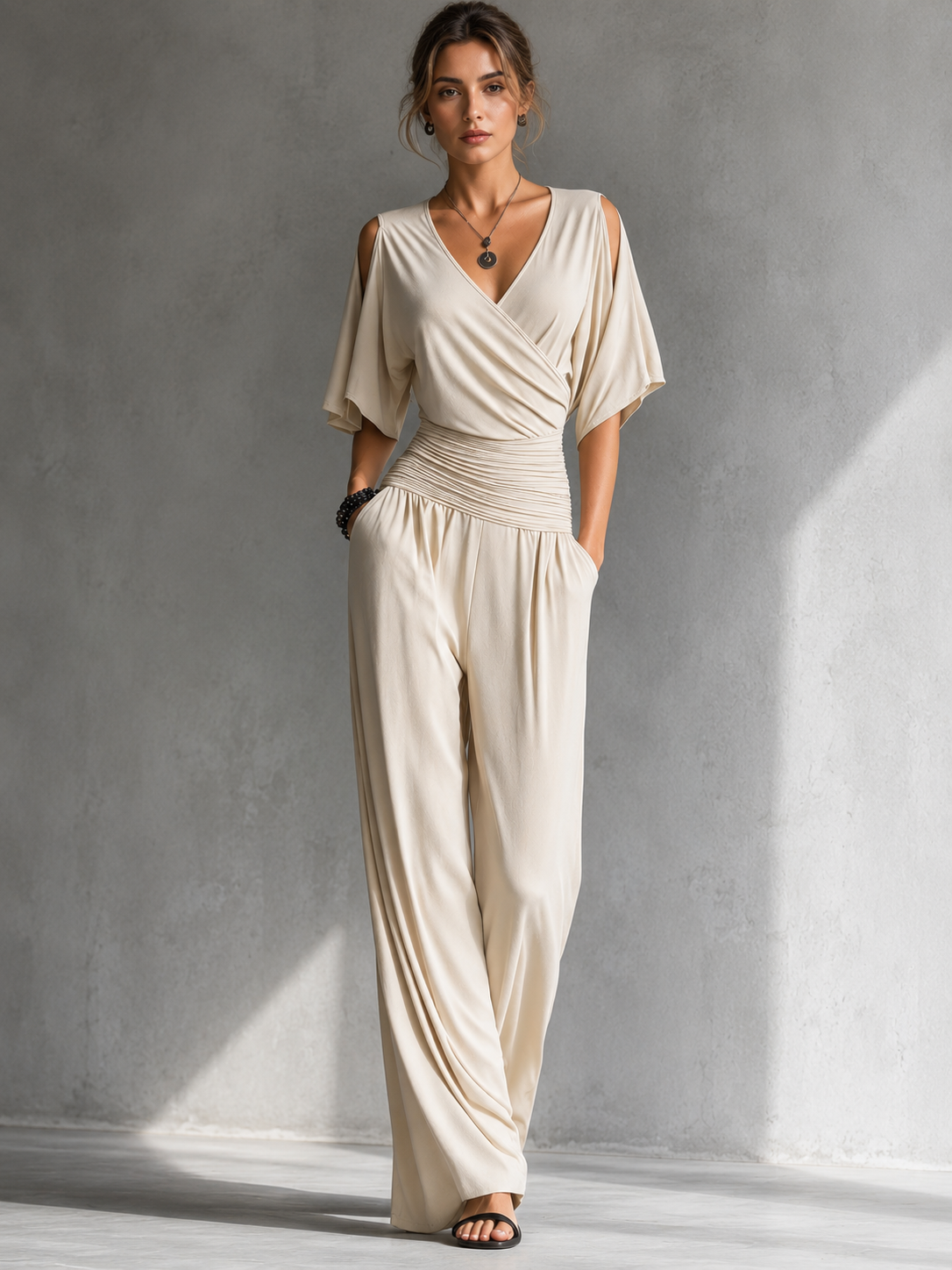 Tuta donna elegante con scollo a V incrociato
