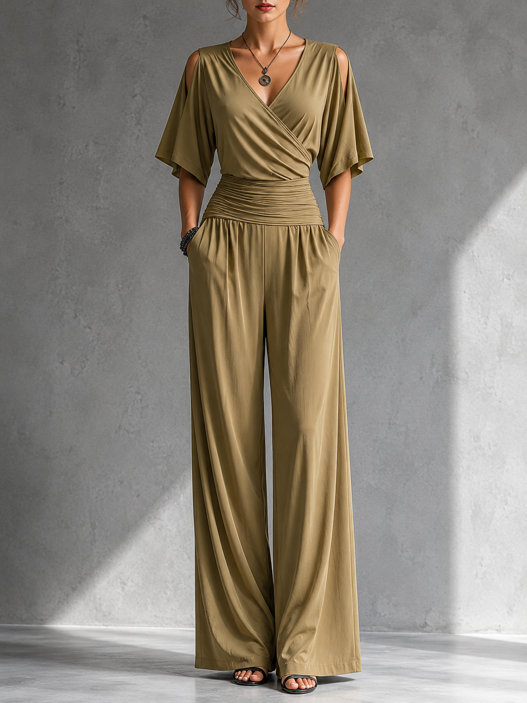 Tuta donna elegante con scollo a V incrociato