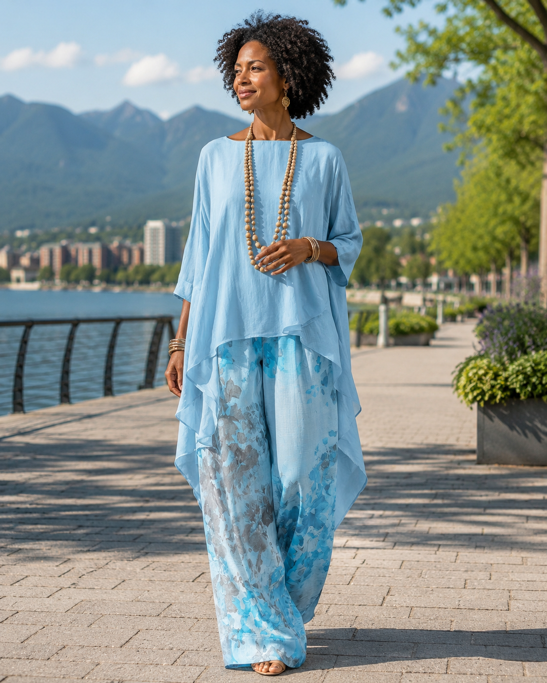 Completo donna boho con blusa asimmetrica e pantaloni floreali