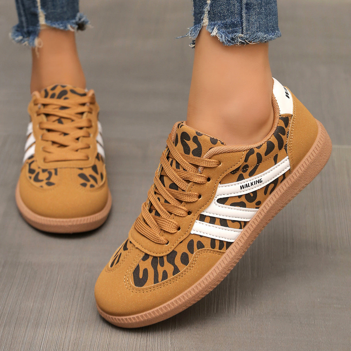 Sneakers donna con lacci e stampa leopardata dal design casual