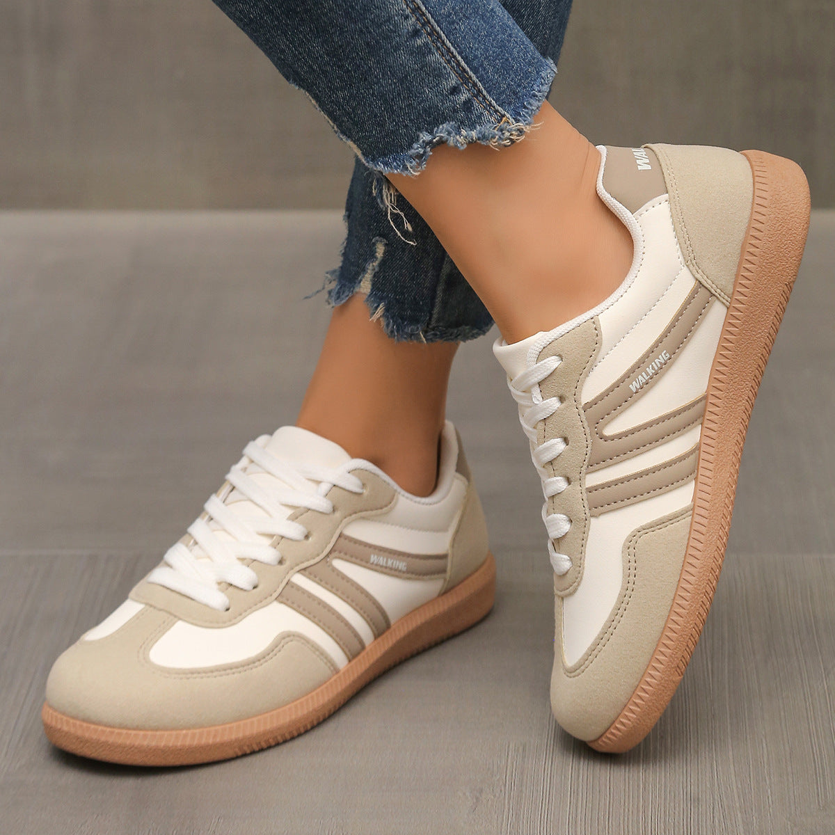 Sneakers donna con lacci e stampa leopardata dal design casual