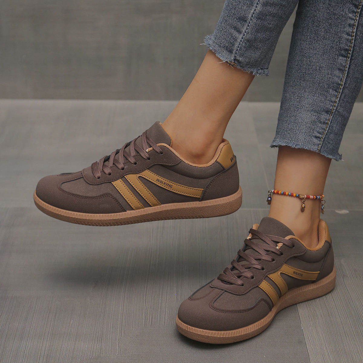 Sneakers donna con lacci e stampa leopardata dal design casual