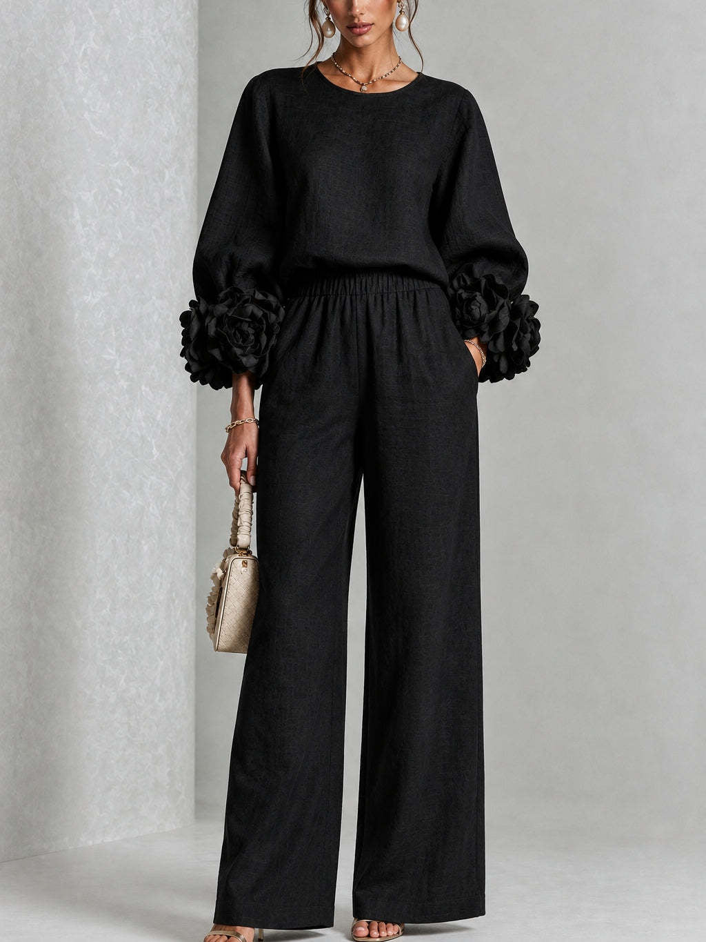 Completo donna elegante con maniche floreali e pantaloni larghi