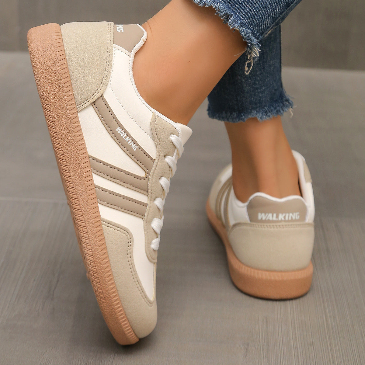 Sneakers donna con lacci e stampa leopardata dal design casual
