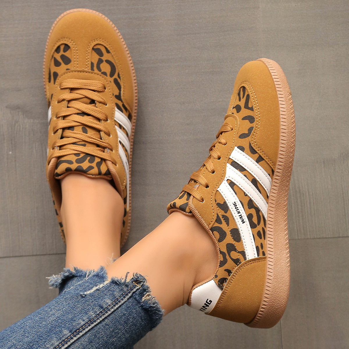 Sneakers donna con lacci e stampa leopardata dal design casual