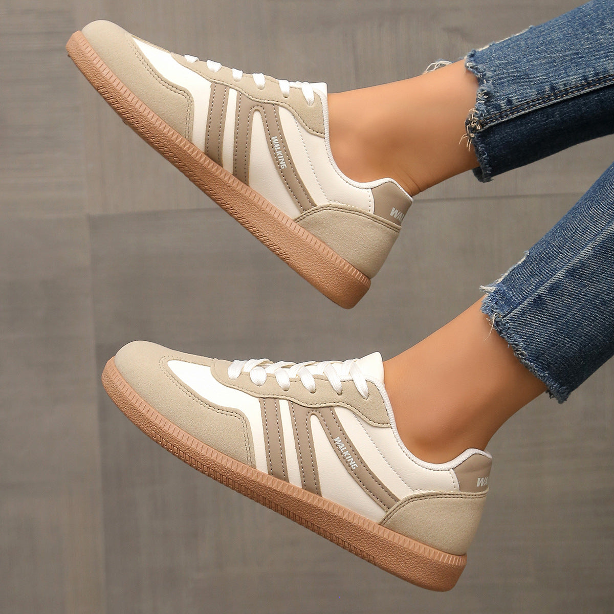 Sneakers donna con lacci e stampa leopardata dal design casual