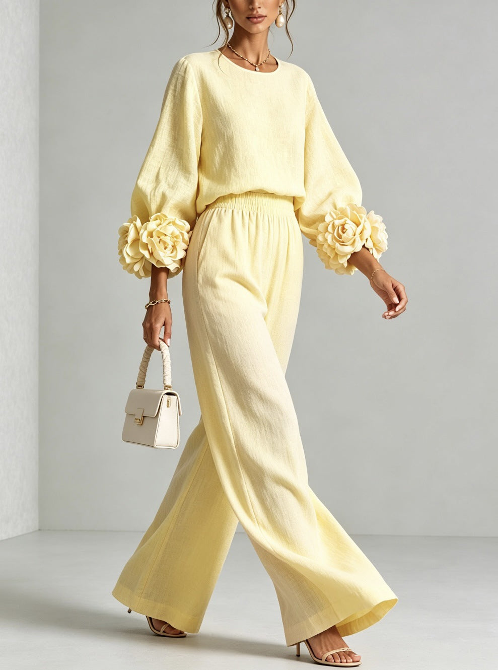Completo donna elegante con maniche floreali e pantaloni larghi