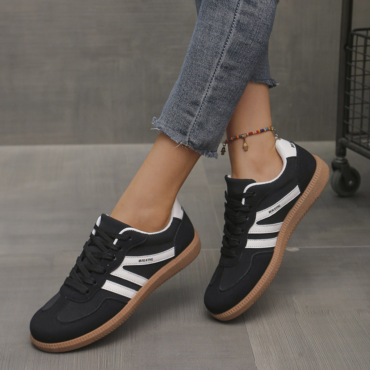 Sneakers donna con lacci e stampa leopardata dal design casual