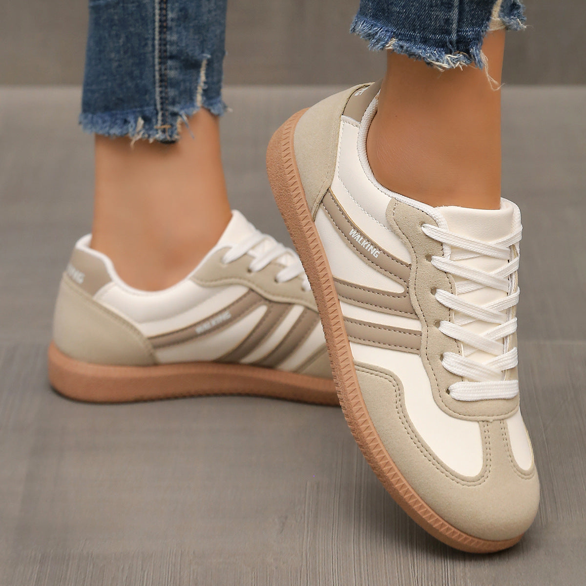 Sneakers donna con lacci e stampa leopardata dal design casual