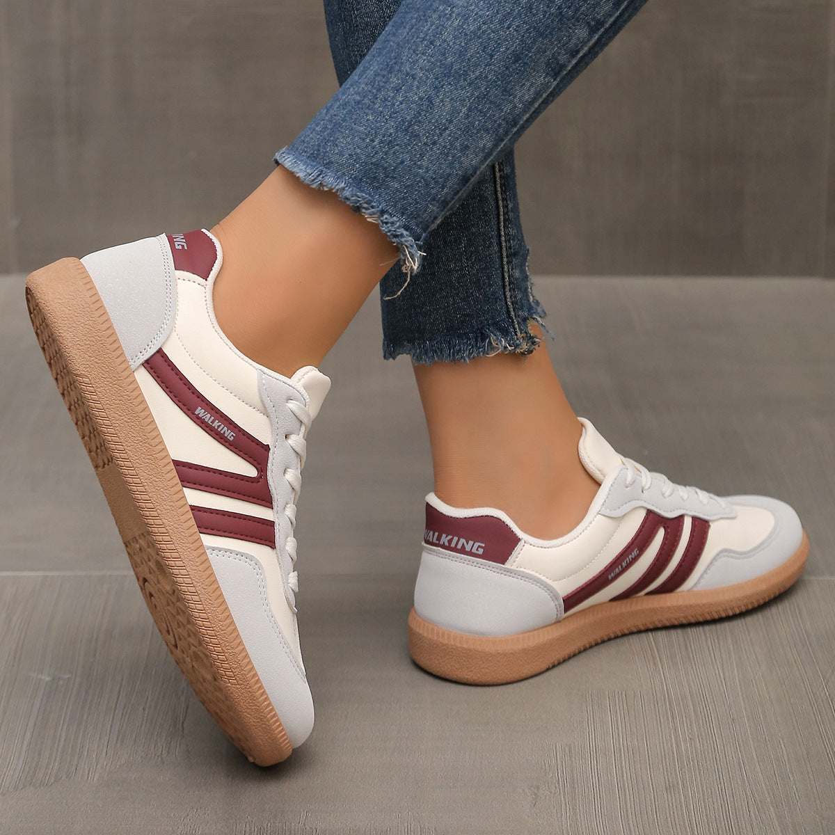 Sneakers donna con lacci e stampa leopardata dal design casual