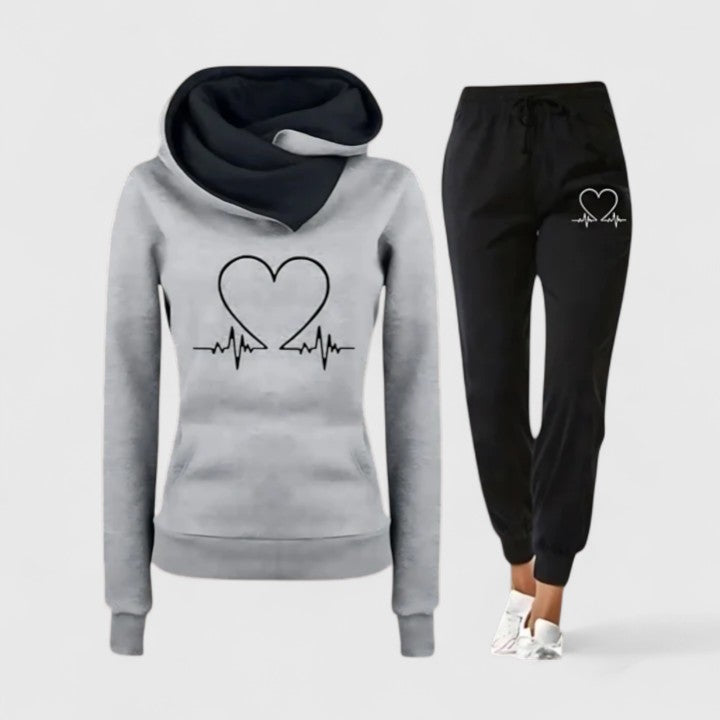 Completo donna con felpa con cappuccio e pantaloni comodi
