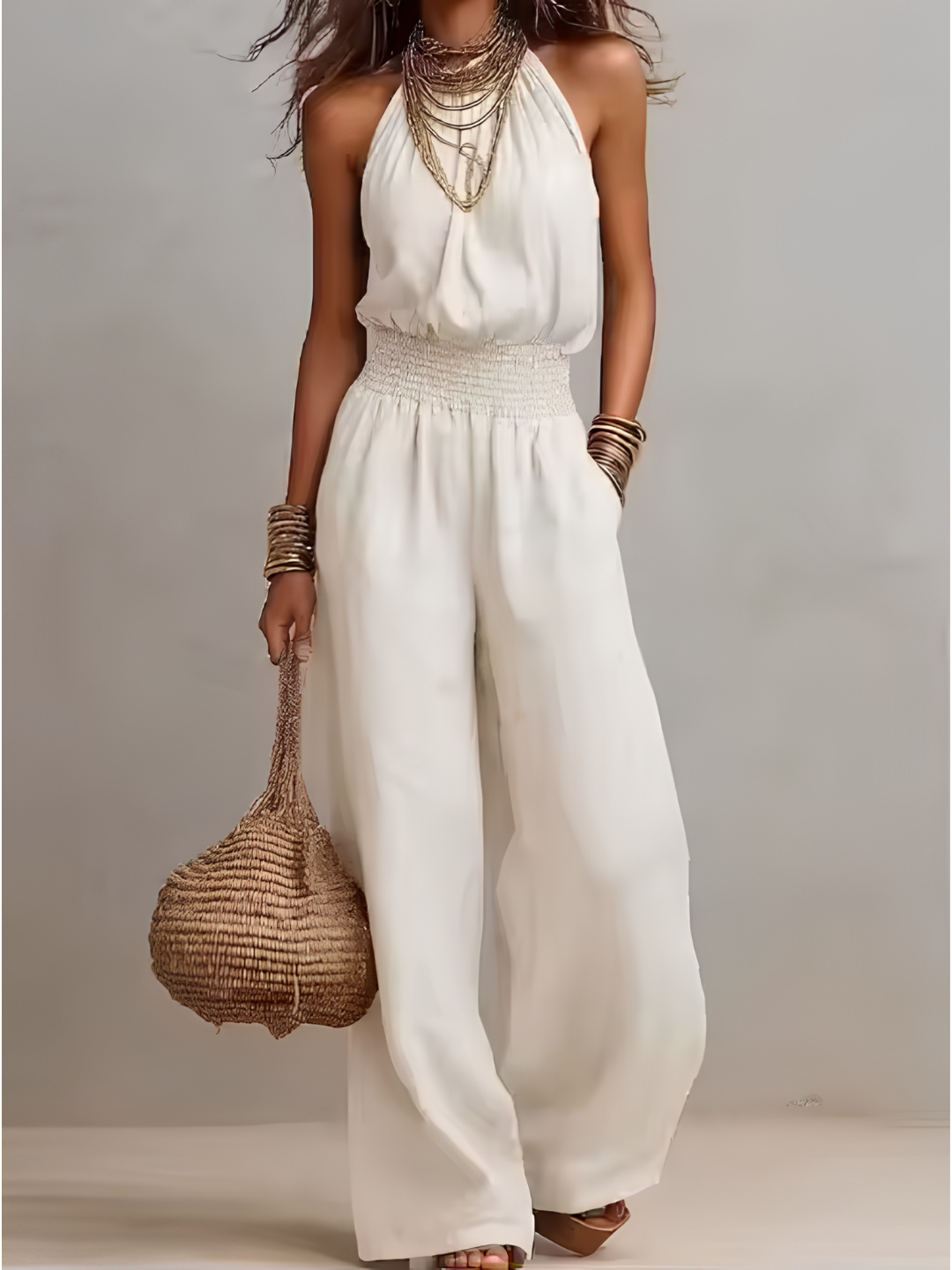 Tuta donna elegante con scollo halter e pantaloni larghi