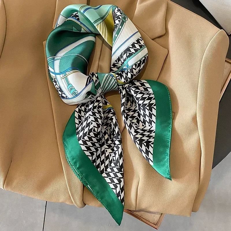 Foulard donna fatto a mano in raso satinato con stampa elegante