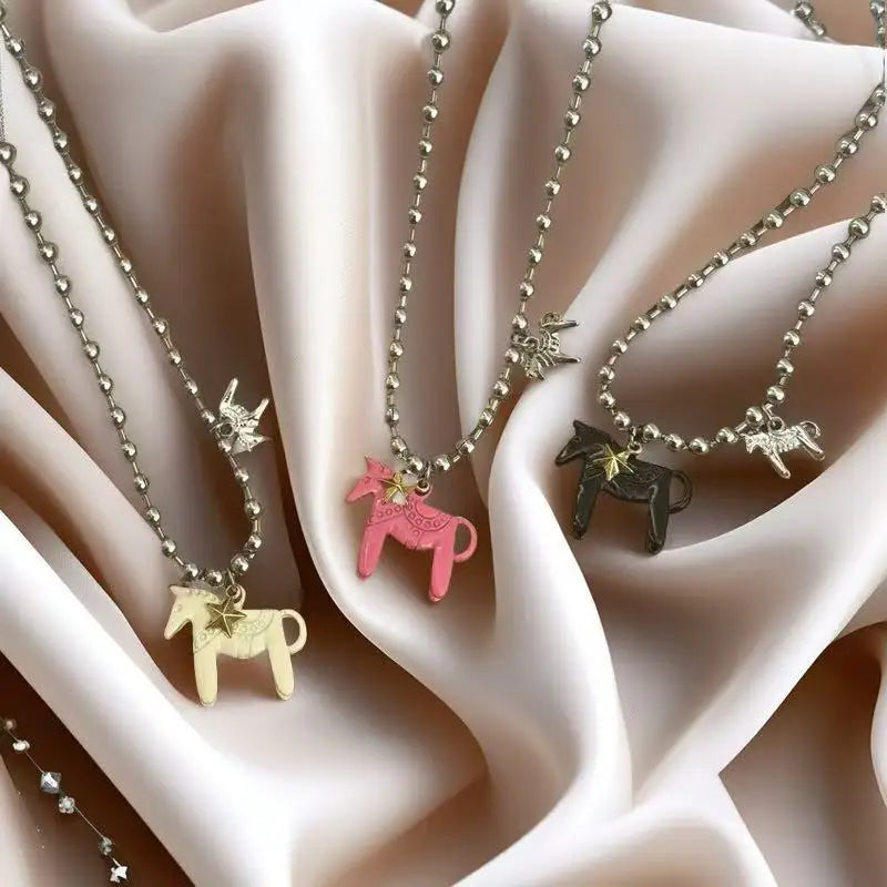 Collana donna con perline argentate e ciondolo cavallo smaltato – il regalo perfetto per gli amanti dei cavalli