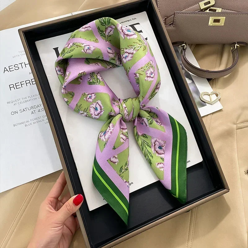 Foulard donna fatto a mano in raso satinato con stampa elegante