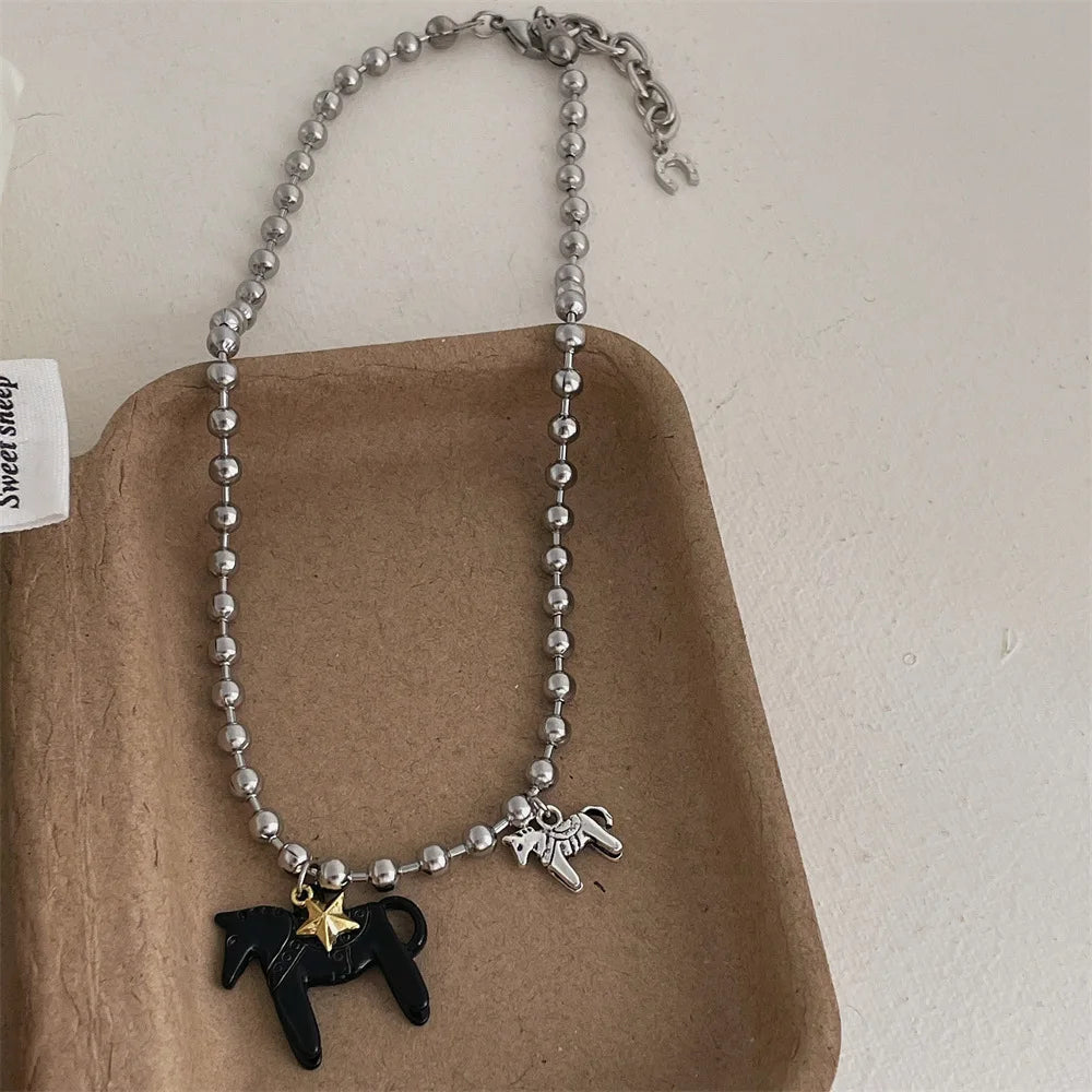 Collana donna con perline argentate e ciondolo cavallo smaltato – il regalo perfetto per gli amanti dei cavalli