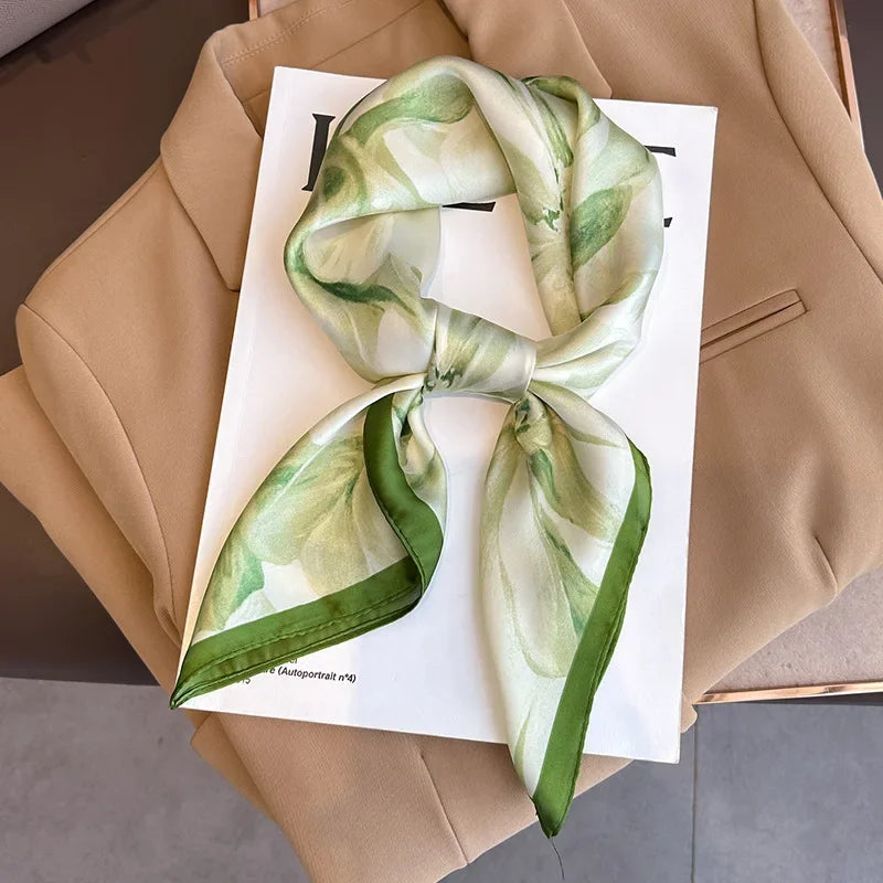 Foulard donna fatto a mano in raso satinato con stampa elegante