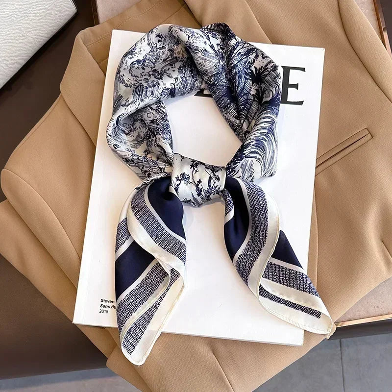Foulard donna fatto a mano in raso satinato con stampa elegante