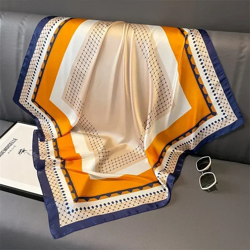 Foulard donna fatto a mano in raso satinato con stampa elegante
