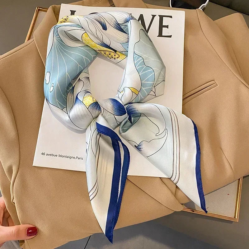 Foulard donna fatto a mano in raso satinato con stampa elegante