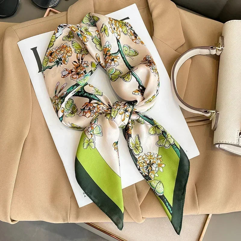 Foulard donna fatto a mano in raso satinato con stampa elegante