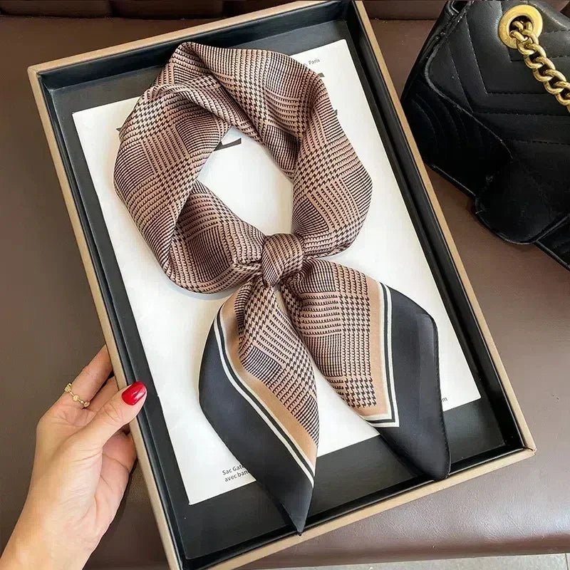 Foulard donna fatto a mano in raso satinato con stampa elegante
