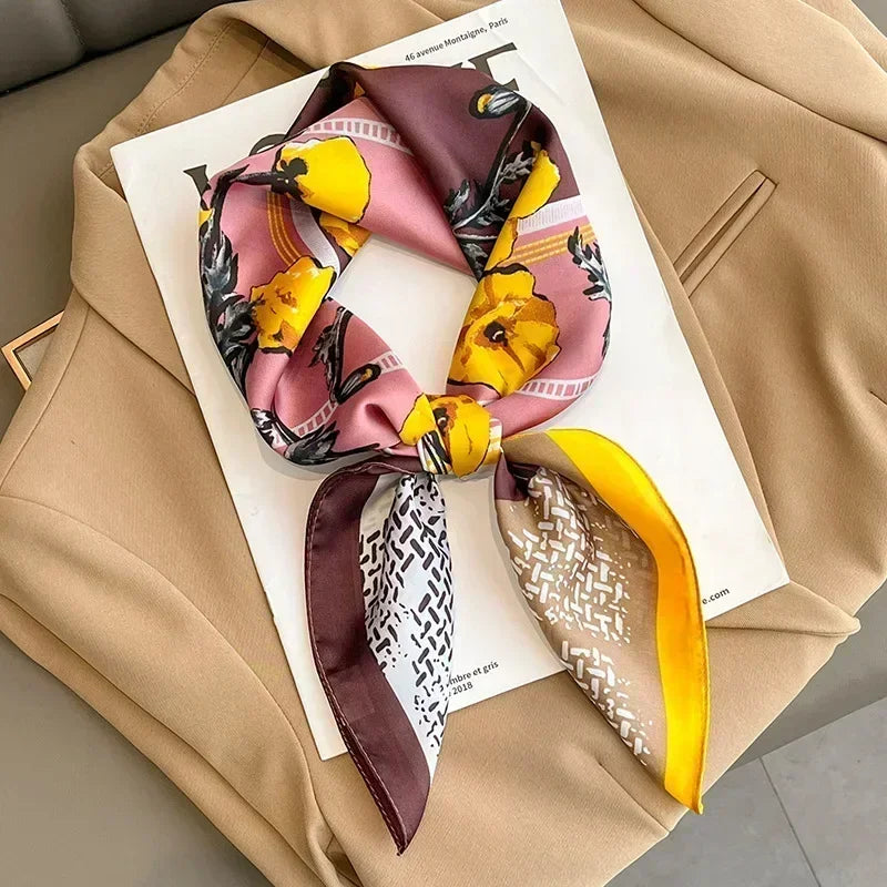 Foulard donna fatto a mano in raso satinato con stampa elegante