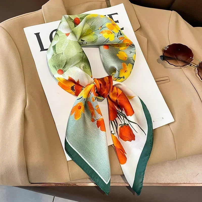 Foulard donna fatto a mano in raso satinato con stampa elegante
