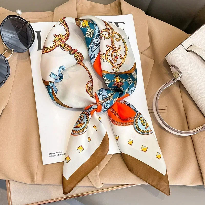Foulard donna fatto a mano in raso satinato con stampa elegante