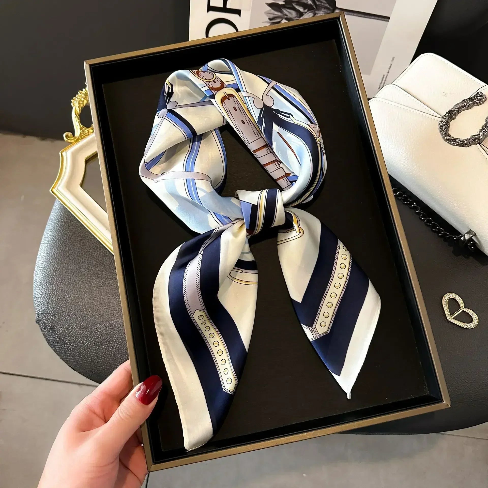 Foulard donna fatto a mano in raso satinato con stampa elegante