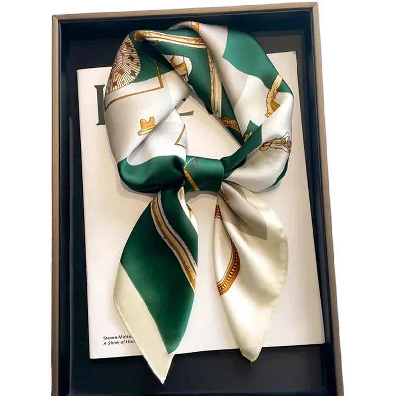 Foulard donna fatto a mano in raso satinato con stampa elegante