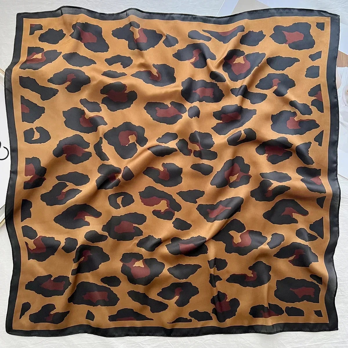 Foulard donna fatto a mano in raso satinato con stampa elegante