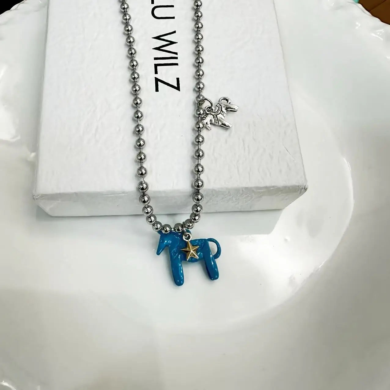Collana donna con perline argentate e ciondolo cavallo smaltato – il regalo perfetto per gli amanti dei cavalli