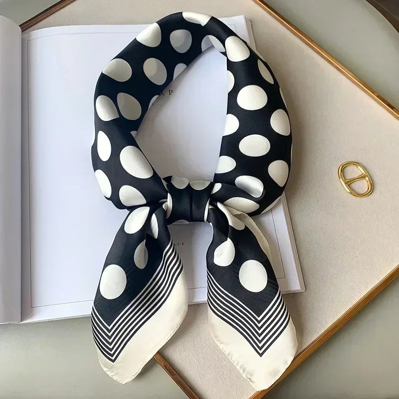 Foulard donna fatto a mano in raso satinato con stampa elegante