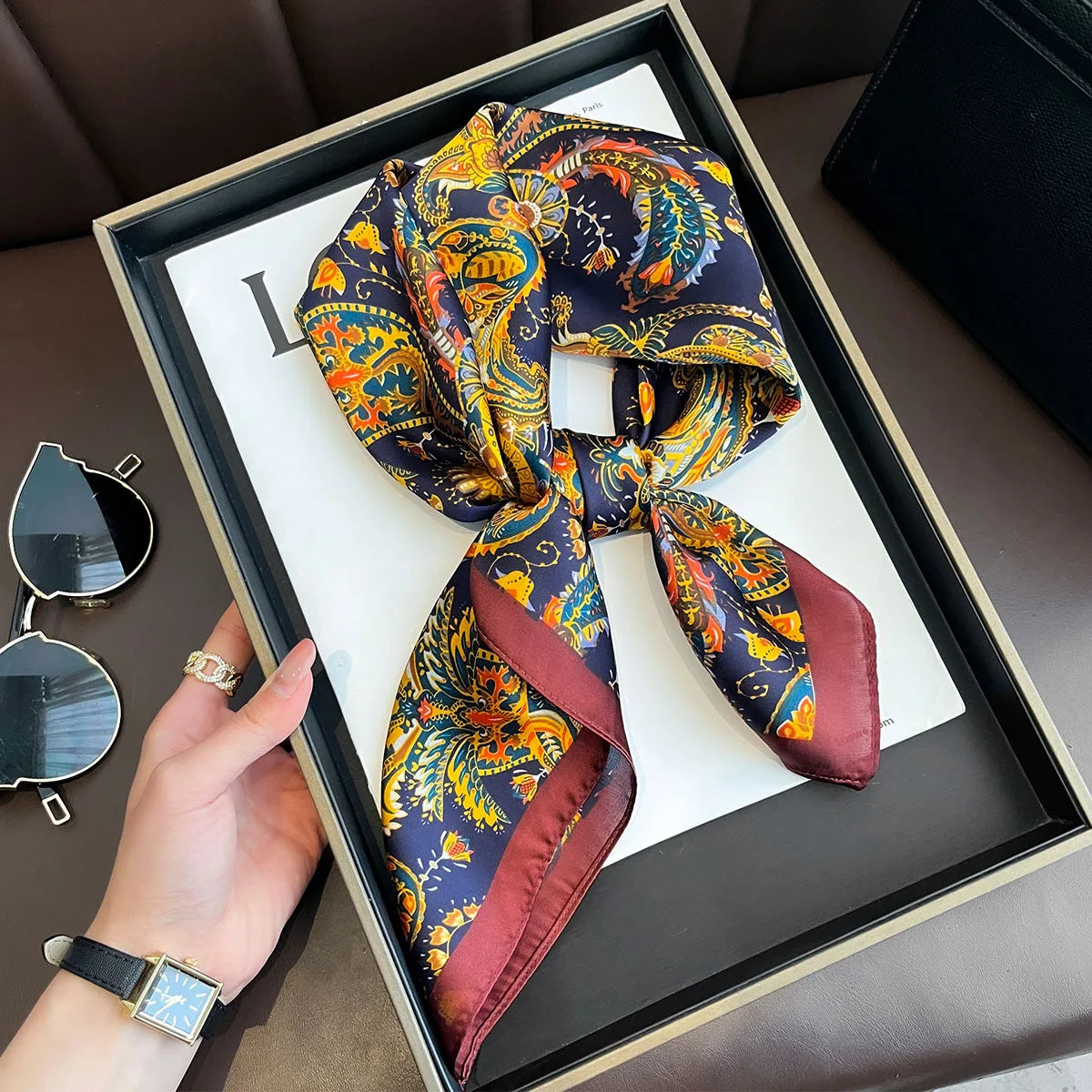 Foulard donna fatto a mano in raso satinato con stampa elegante