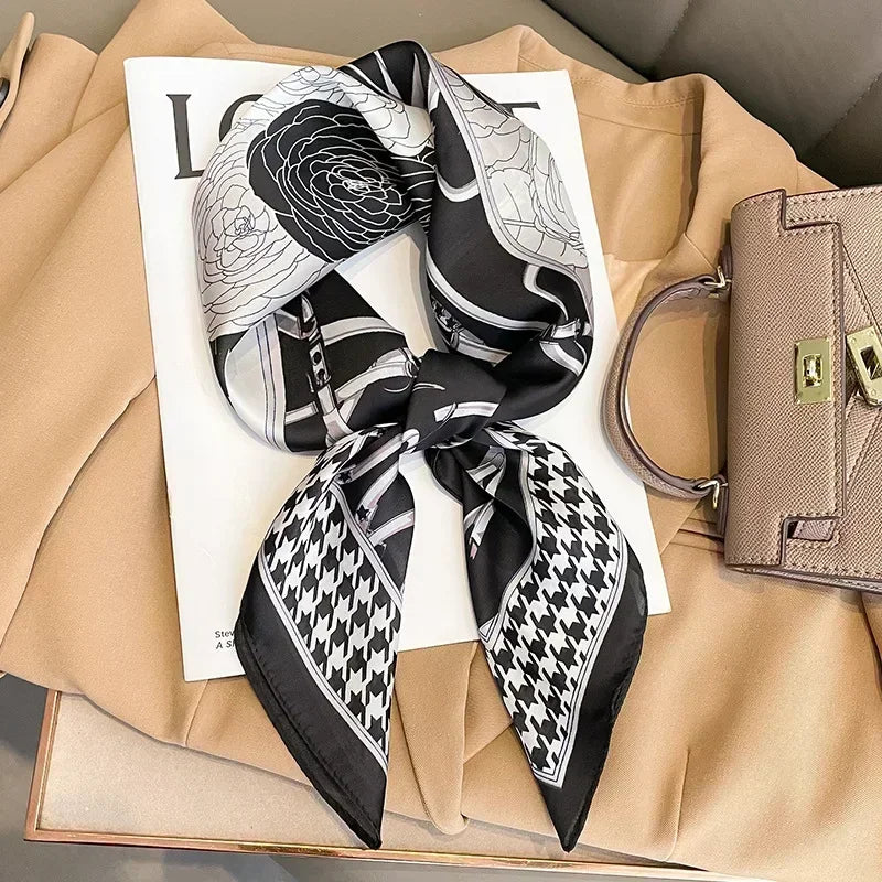Foulard donna fatto a mano in raso satinato con stampa elegante