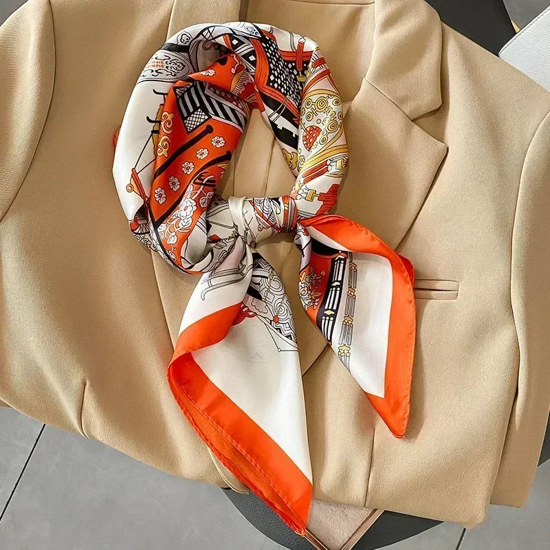 Foulard donna fatto a mano in raso satinato con stampa elegante