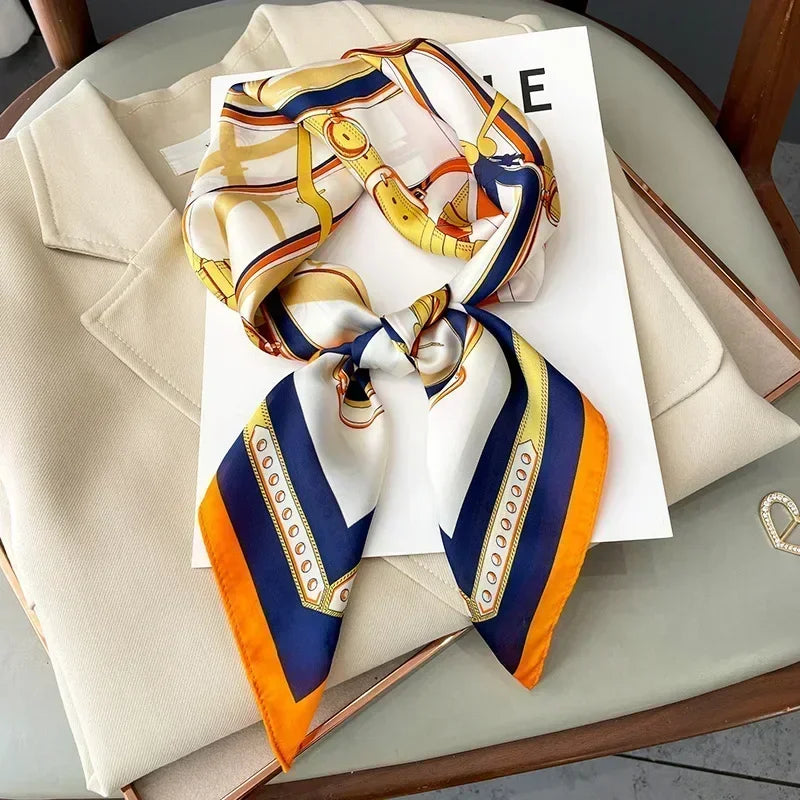 Foulard donna fatto a mano in raso satinato con stampa elegante